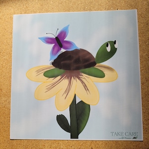 Puede incluir: Una ilustración caprichosa de una tortuga con una mariposa morada en su espalda, posada sobre una flor amarilla con hojas verdes. El fondo es un cielo azul claro. El texto "TAKE CARE with Mason" está en la parte inferior de la imagen.