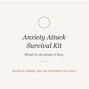 Puede incluir: Gráfico color crema con el texto "Anxiety Attack Survival Kit" en fuente serif. Debajo, se lee "What to do when it hits." La frase "Simple is reliable. You can just follow the steps" está en la parte inferior.