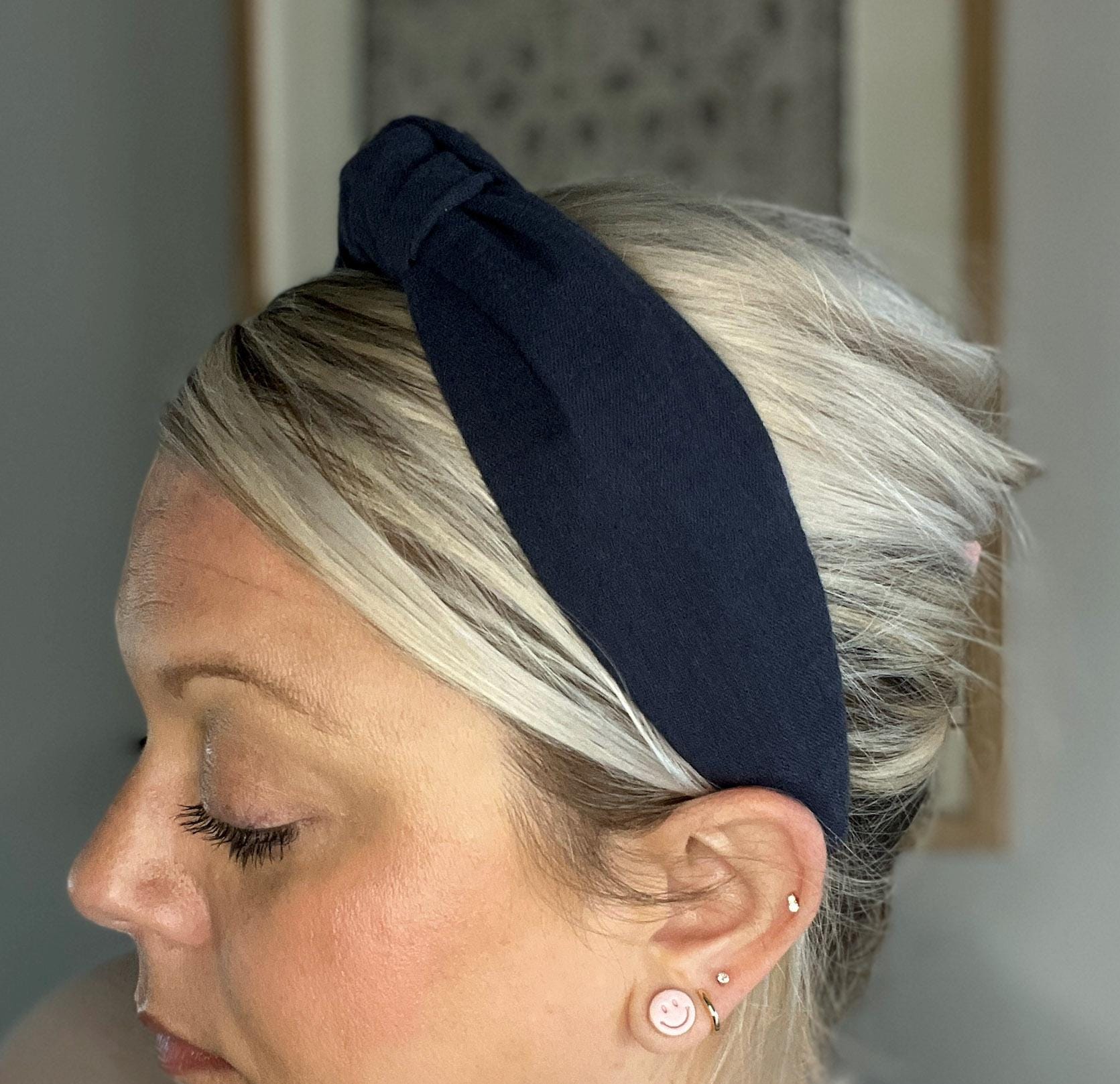 Marineblauwe handgemaakte hoofdband met topknot – klassiek en chique accessoire, hoofdband met topknot, comfortabele hoofdband, dames en meisjes (5+)