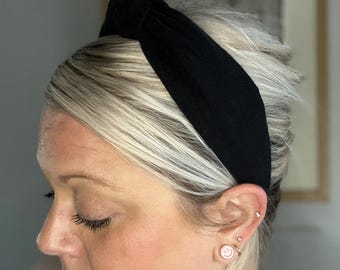 Zwarte handgemaakte kuifhoofdband, zwarte hoofdband, geknoopte hoofdband, handgemaakte hoofdband, comfortabele hoofdband en brede hoofdband.
