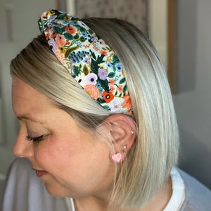 Fasce per capelli con nodo in avorio per feste in giardino di Rifle Paper Company, comode fasce per capelli per donne e ragazze (dai 5 anni in su)
