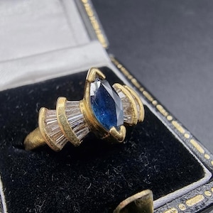 Un anillo de zafiro y diamantes de oro de 18 quilates estilo Art Deco