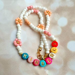 Colar de flores para crianças, gargantilha com nome personalizado, colar de margaridas feito à mão, joias para crianças, gargantilha de miçangas, feito sob medida, gargantilha de letras