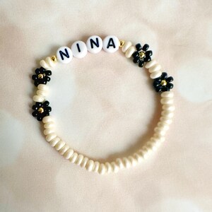 Pulsera de margaritas delicadas, pulsera con nombre personalizado, pulsera de cuentas de semillas, pulsera de marfil, pulsera de flores negras, pulsera con letras personalizadas