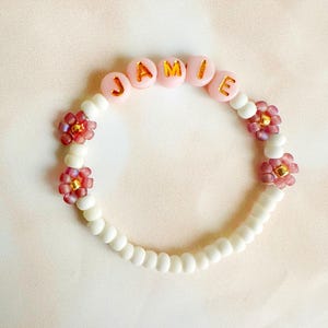 Pulsera de flores, pulsera con nombre personalizado, pulsera de margaritas rosa marfil, pulsera de cuentas de semillas, pulsera de niña de las flores, pulsera con letras, pulsera para niños