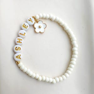 Pulsera con dijes de flores, pulsera con nombre personalizado, blanco y dorado, regalo de boda hecho a mano, pulsera con letras, niños, pulseras de amigos a juego.