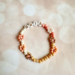Pulsera de margaritas para niña, pulsera con nombre personalizado, pulsera de rosas con cuentas de semillas, pulsera de flores, pulsera con letras, pulsera para niños, joyería