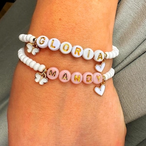 Pulsera con dijes, pulsera con nombre personalizada, dije de corazón y mariposa, regalo de boda de bridsmade, pulsera con letras, joyas para niños, pulsera para amigos
