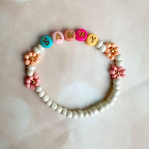 Pulsera con nombre personalizado para niños, pulsera con nombre personalizado, pulsera de cuentas de semillas, niña de las flores, pulsera con letras, pulsera para niños, joyería