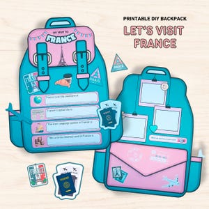 Könnte beinhalten: Druckbarer DIY-Rucksack Bastelbogen für Kinder. Der Rucksack ist blau und rosa mit einem Bilderrahmen, einem Pass und Flugzeugaufklebern. Der Rucksack hat eine Klappe mit der Aufschrift "Lass uns Frankreich besuchen".