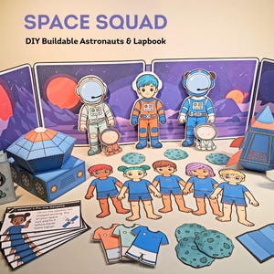 Puede incluir: Un kit de bricolaje Space Squad con figuras de astronautas para construir, un cohete y un libro de regazo. El kit incluye recortes de papel de astronautas, planetas y elementos temáticos espaciales. Diseñado para niños.