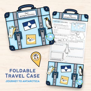 Könnte beinhalten: Ein hellblauer, faltbarer Reisekoffer mit dem Text "Journey to Antarctica". Der Koffer zeigt einen Pinguin, eine Flagge und eine Briefmarke. Eine Karte und ein Arbeitsblatt sind ebenfalls sichtbar. Eine gelbe Standortnadel mit einem Pinguin ist ebenfalls vorhanden.