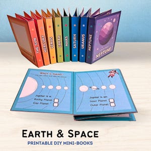 Könnte beinhalten: Eine Reihe farbenfroher Mini-Bücher über das Sonnensystem, mit Titeln wie "Die Sonne", "Merkur" und "Neptun". Die Bücher sind auf einer Seite mit Fragen zu Jupiter geöffnet. Der Text "Earth & Space" und "Printable DIY Mini-Books" sind ebenfalls sichtbar.