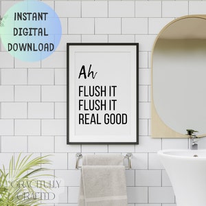 Pode incluir: Uma impressão de arte de parede imprimível em preto e branco com o texto "Ah flush it flush it real good" em uma moldura preta pendurada em uma parede de azulejos brancos em um ambiente de banheiro.