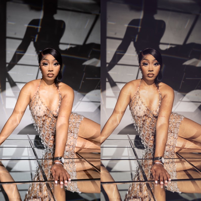 Op de afbeelding: Een vrouw draagt een kralen mini-jurk met halternek. De jurk heeft een lichte, glinsterende kleur en een diepe halslijn. De vrouw draagt een horloge. De achtergrond heeft een geometrisch patroon.