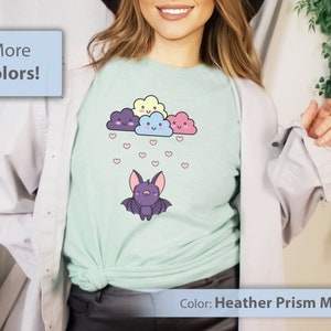 パステルゴスコウモリハート雲かわいいTシャツ | かわいい、Eガール、美的パステル、女性へのギフト、レディースシャツ | ユニセックスソフトスタイルTシャツ