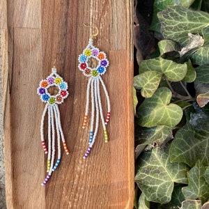 Beaded Daisy Earrings, Huichol Flower Earrings, Huichol Earrings, Seed Bead Earrings, Daisy Flower Earrings, Daisy Jewelry, Colorful Daisy