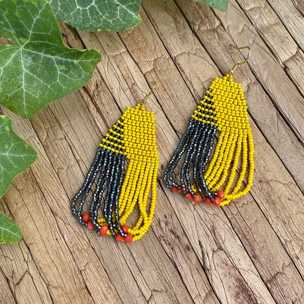 Light yellow anthracite beaded earrings, short handwoven beaded earring, colorful modern earrings, small fringe earring, trendy earring