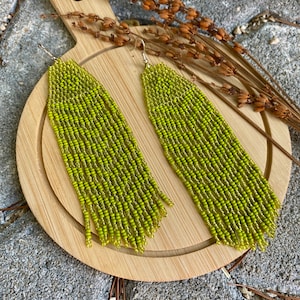 Emerald green beaded earrings, green fringe earring, shiny green beaded earring, long fringe earring, seed bead earring, dangle boho earring