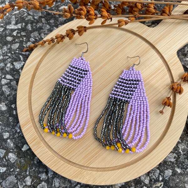 Light purple anthracite beaded earrings, short handwoven beaded earring, colorful modern earrings, small fringe earring, trendy earring