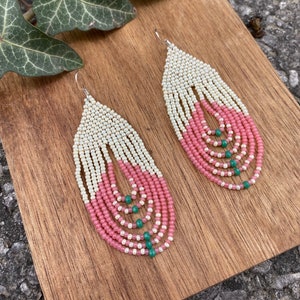 Light pink cream beaded earrings, short handwoven beaded earring, colorful modern earrings, small fringe earring, trendy earring, vibrant