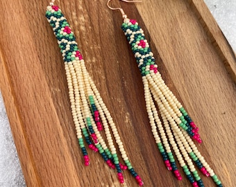 Pastelkleuren kralenoorbellen, crèmeroze groene oorbellen, rocailles, bungelende boho-oorbellen, inheemse kralenoorbellen