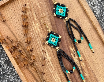 Mintgroene zwarte kralenoorbellen, mintgroene oorbellen met kralen, groen zwarte boho kralenoorbellen, mintgroene huichol-sieraden