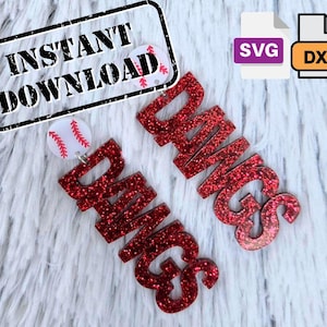 Könnte beinhalten: Rote Glitzer-Ohrringe mit der Aufschrift "BANGS" und Baseball-Akzenten. Die Ohrringe zeigen das Wort "BANGS" in einer kräftigen, glitzernden Schrift. Jeder Ohrring hat ein kleines Baseball-Design. Das Bild enthält auch den Text "INSTANT DOWNLOAD".