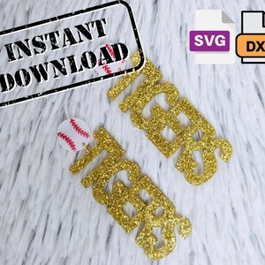 Könnte beinhalten: Goldene Glitzer-Ohrringe mit der Aufschrift "TBG" und einem Baseball-Anhänger. Das Bild enthält den Text "INSTANT DOWNLOAD" in einem schwarzen Rechteck sowie SVG- und DXF-Dateisymbole.