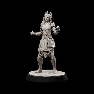 Puede incluir: Figura detallada de una guerrera con armadura ornamentada, de pie sobre una base circular. La figura está en una pose dinámica, con los puños apretados y una expresión decidida. La armadura incluye un casco, hombreras y protectores de piernas. La figura mide aproximadamente 15 cm de altura.