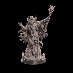 Könnte beinhalten: Eine skelettartige Figur in einem zerfetzten Gewand hält einen Stab, der mit einem Schädel gekrönt ist. Die Figur ist in einer dramatischen Geste posiert, mit einer erhobenen Hand und der anderen ausgestreckt. Die Figur ist in Grau bemalt und scheint aus Harz zu sein.