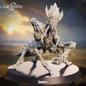 Könnte beinhalten: Eine detaillierte, graue Plastikminiatur eines Ankheg, einer monströsen Kreatur mit einem stacheligen Panzer, mehreren Beinen und einem großen, zahnigen Maul. Die Miniatur ist auf einem runden Sockel platziert, auf dem das Wort "Ankheg" aufgedruckt ist.