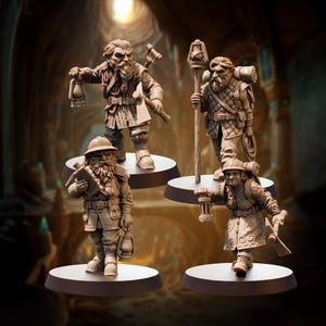 Könnte beinhalten: Vier detaillierte Figuren von Fantasy-Zwergen, jede unterschiedlich posiert und verschiedene Werkzeuge und Laternen haltend. Die Figuren stehen auf kreisförmigen Sockeln mit detaillierter, strukturierter Optik. Der Hintergrund ist eine verschwommene, höhlenartige Umgebung.