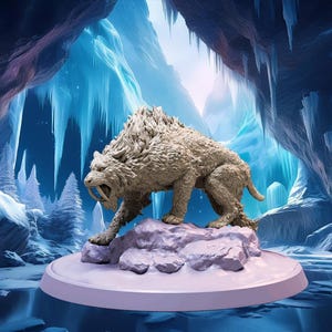 Può includere: Una statuetta scolpita dettagliata, bianca, di una tigre dai denti a sciabola con denti affilati e un'espressione feroce. La statuetta è posizionata su una base rocciosa e sullo sfondo di una grotta di ghiaccio blu e bianca.