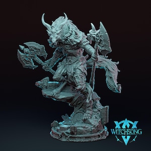 Puede incluir: Una figura miniatura gris y detallada de una criatura parecida a un lobo con cuernos, sosteniendo un hacha de doble cabeza y de pie sobre una base rocosa. La figura forma parte de una colección de temática fantástica.
