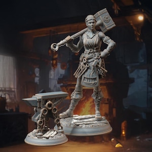 Puede incluir: Una figura miniatura pintada de gris de una mujer sosteniendo un martillo grande. Lleva un delantal de cuero y un cinturón de herramientas con varias herramientas. La figura está de pie sobre una base gris con una base gris más pequeña debajo.