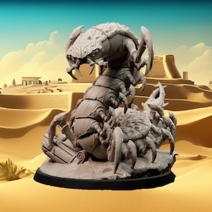 Puede incluir: Escultura gris detallada de una criatura segmentada de múltiples patas con grandes garras y un cuerpo segmentado. La escultura está ambientada en un paisaje desértico con pirámides y dunas de arena.