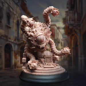 Peut inclure: Figurine de créature fantastique marron clair détaillée, avec plusieurs yeux, des tentacules et une expression menaçante. La figurine est posée sur une base en pierre avec un coffre au trésor, sur fond de paysage urbain flou.