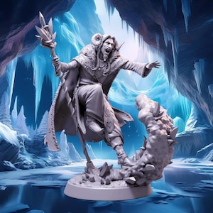 Op de afbeelding: Een grijs, gedetailleerd miniatuurbeeldje van een gehoornde, gekapte figuur die een staf vasthoudt, staande op een rotsachtige basis met een bevroren, ijzige grot op de achtergrond.