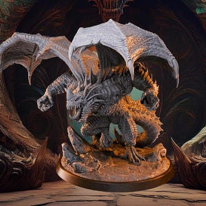 Peut inclure: Une sculpture détaillée d'un dragon aux ailes déployées, perché sur une base rocheuse. Le dragon est gris avec des écailles texturées et des griffes acérées. Les ailes sont grandes et déployées, et le dragon a la gueule ouverte, révélant des dents. La sculpture est sur une base marron foncé.