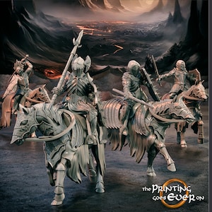 Puede incluir: Cuatro figuras en miniatura de caballeros a caballo, pintadas en un esquema de colores plateado y gris. Los caballeros llevan armadura y empuñan armas. Los caballos también están armados y tienen detalles elaborados. Las figuras se colocan sobre un fondo de un paisaje rocoso oscuro con un río de fuego en la distancia. El texto "the PRINTING goes EVER on" es visible en la parte inferior de la imagen.
