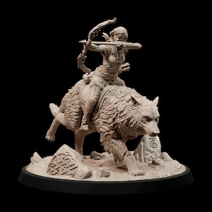 Peut inclure: Figurine détaillée d'un guerrier chevauchant un loup, armé d'un arc et de flèches. La sculpture est de couleur neutre, avec des détails complexes sur la fourrure du loup et la tenue du guerrier. La base comprend des éléments en forme de pierre.