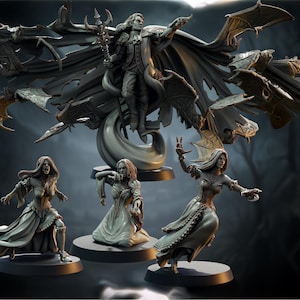 Puede incluir: Un conjunto de figuras de fantasía. El conjunto incluye una figura central de un hombre con un abrigo largo y un bastón, rodeado de alas de murciélago. También se incluyen tres figuras femeninas con vestidos fluidos, cada una en una pose dinámica.