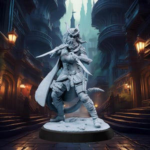 Peut inclure: Une figurine miniature peinte en gris représentant un personnage féminin avec des cornes, portant une cape à capuche et tenant deux poignards. La figurine est posée dans une posture dynamique, avec une jambe levée et un bras tendu. L'arrière-plan est une ville sombre de style gothique.