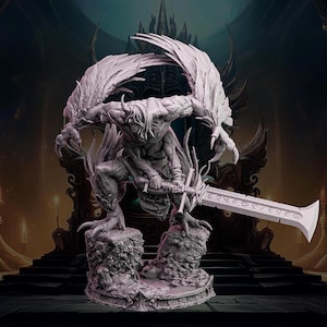 Puede incluir: Figura detallada de un demonio alado empuñando una gran espada. La figura está posada dinámicamente, con intrincados detalles en las alas, el cuerpo y el arma. La base es texturizada, y el fondo sugiere una sala del trono.