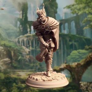Könnte beinhalten: Beige Figur eines Mannes mit Umhang und Krone, der eine Laute hält. Die Figur steht auf einem kreisförmigen Sockel mit Ziegelmuster. Der Hintergrund ist eine verschwommene Landschaft mit Bäumen und Strukturen.