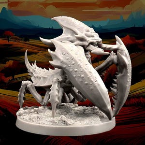 Könnte beinhalten: Eine weiße Fantasy-Kreatur-Figur, die einem Krebs ähnelt, mit großen Klauen und einem segmentierten Körper. Die Figur hat eine strukturierte Oberfläche und steht auf einem runden Sockel. Der Hintergrund zeigt eine detaillierte Landschaft.