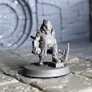 Gnome, Male, Fighter, Artificer, Crafting Hammer, Strong Gauntlets, Eye Patch stepping on small box with beard and mustache - 25/28/32/75mm