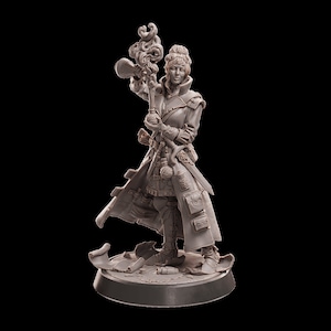 Op de afbeelding: Een grijs geverfd miniatuurbeeldje van een vrouw die een lange jas draagt en een staf met een draaiende top vasthoudt. Het beeldje staat op een ronde basis met een scrollontwerp.