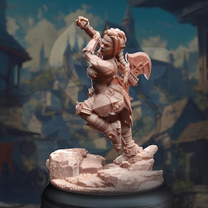 Könnte beinhalten: Detaillierte Figur einer Kriegerin in dynamischer Pose, die eine Axt schwingt. Die Figur ist mit Rüstung bekleidet und steht auf einem felsigen Sockel. Die Farbe ist hellbraun, mit komplizierten Details an Rüstung und Waffe.